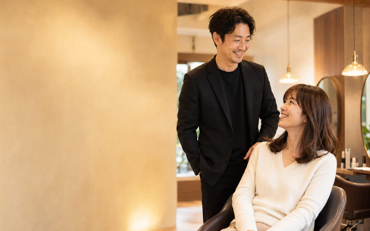 美容室でお客様と会話するサロンオーナー